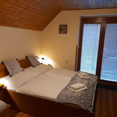 Restaurant A Penzion Pod Draci Skalou Карлштейн Экстерьер фото