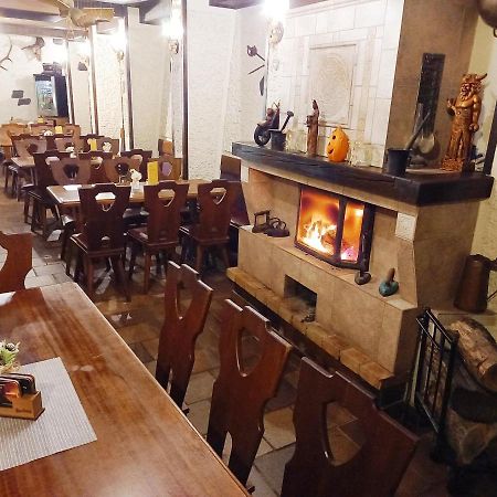 Restaurant A Penzion Pod Draci Skalou Карлштейн Экстерьер фото