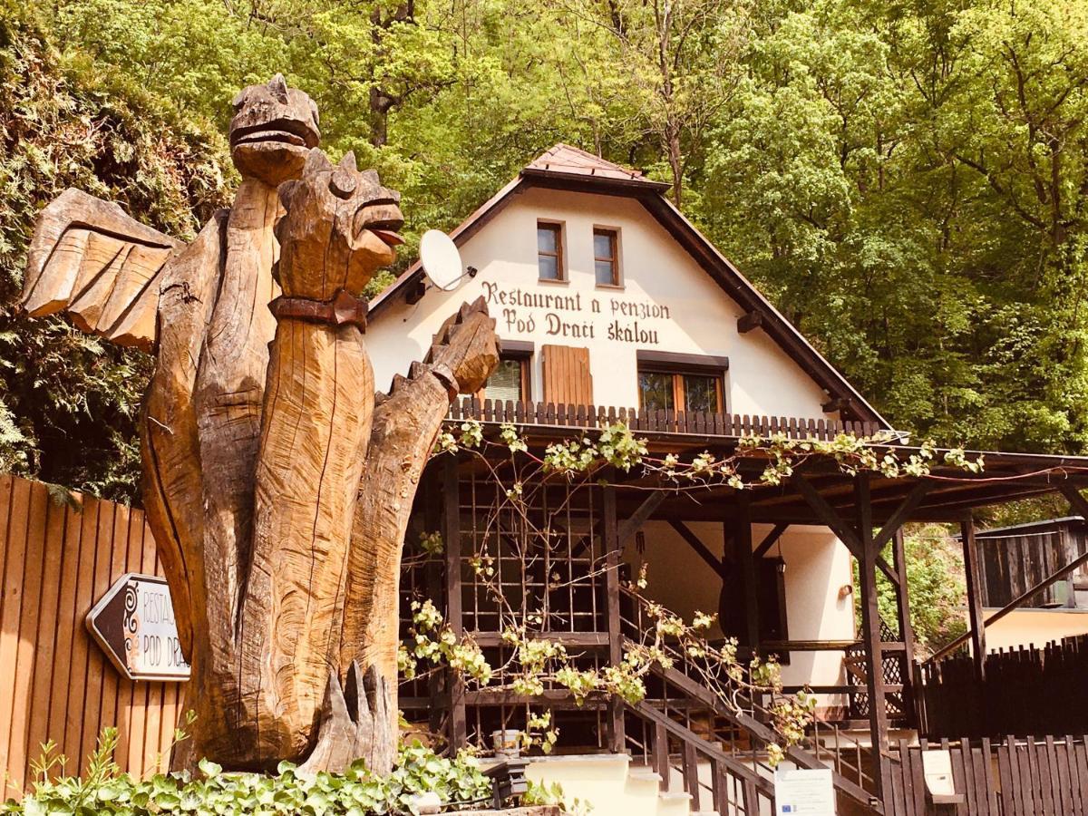 Restaurant A Penzion Pod Draci Skalou Карлштейн Экстерьер фото
