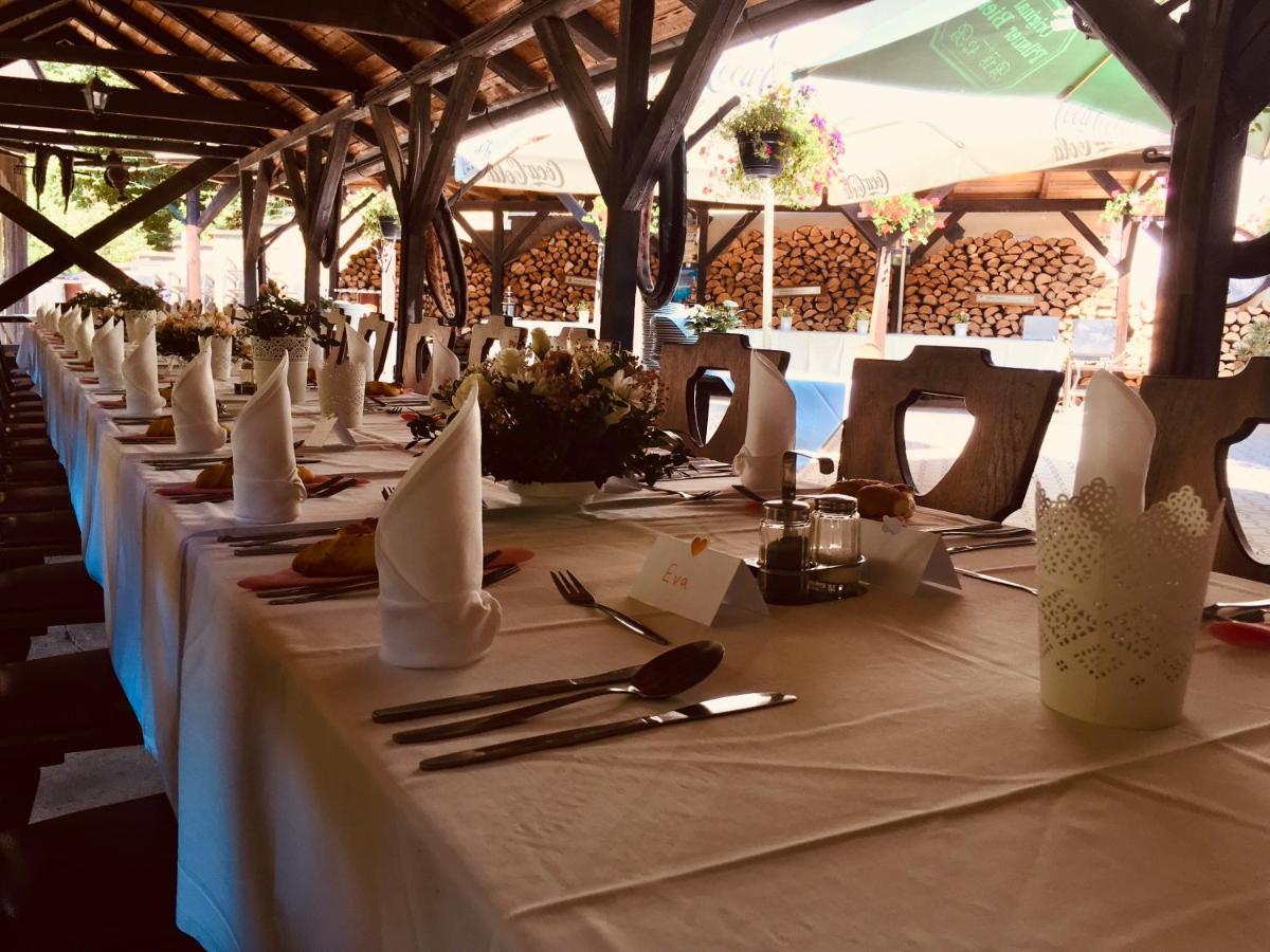 Restaurant A Penzion Pod Draci Skalou Карлштейн Экстерьер фото
