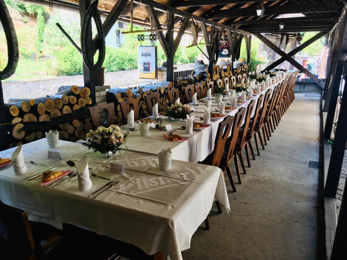 Restaurant A Penzion Pod Draci Skalou Карлштейн Экстерьер фото