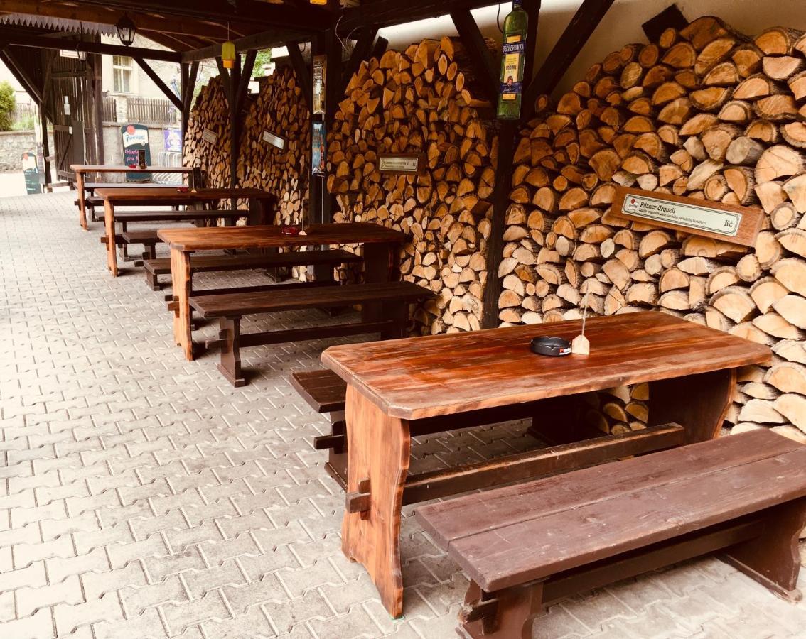 Restaurant A Penzion Pod Draci Skalou Карлштейн Экстерьер фото