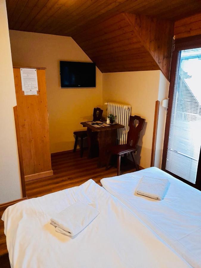 Restaurant A Penzion Pod Draci Skalou Карлштейн Экстерьер фото