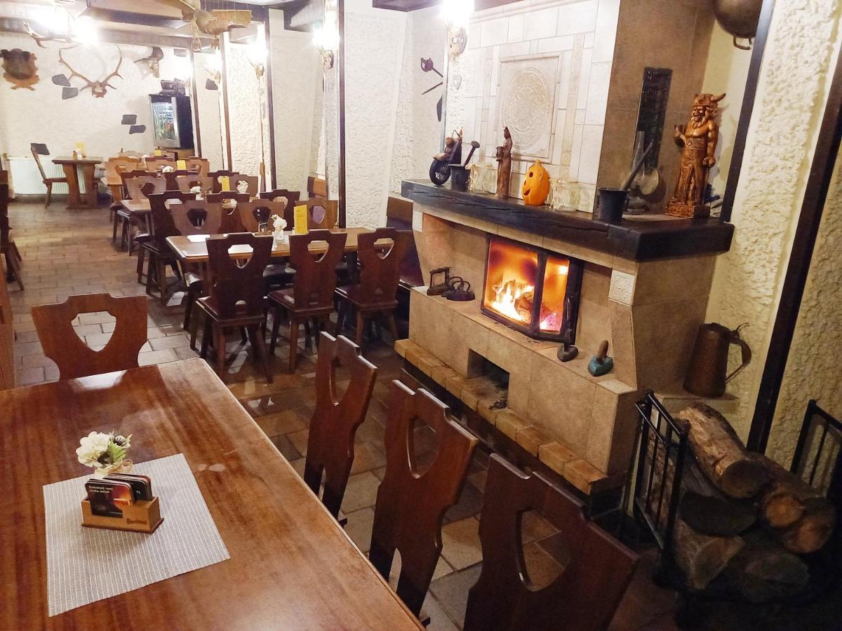 Restaurant A Penzion Pod Draci Skalou Карлштейн Экстерьер фото