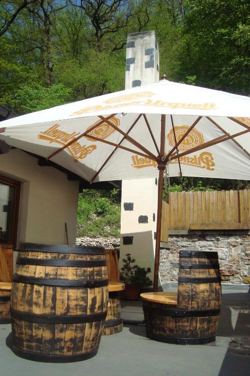 Restaurant A Penzion Pod Draci Skalou Карлштейн Номер фото