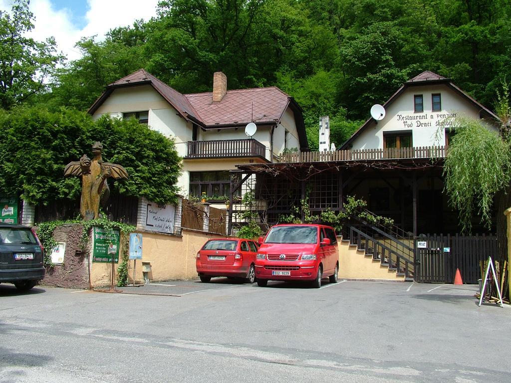 Restaurant A Penzion Pod Draci Skalou Карлштейн Экстерьер фото